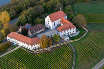 Luftbild von Weinbergs- Landschaft Mainhang an der Hotel & Restaurant Vogelsburg und Kirche Mariä Schutz Marker im Ortsteil Escherndorf in Volkach im Bundesland Bayern, Deutschland