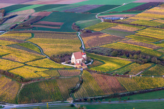 Schrägluftbild von Kirchengebäude der Kapelle Wallfahrtskirche Maria im Weingarten in Volkach im Bundesland Bayern, Deutschland