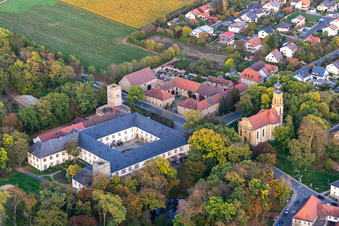 Palais des Schloss Gräflich Schönborn’sches Schloss Gaibach und Kirche zur Heiligsten Dreifaltigkeit in Volkach im Bundesland Bayern, Deutschland