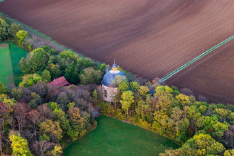 Kirchengebäude der Heilig-Kreuz-Kapelle an der Schweinfurter Straße in Volkach im Ortsteil Gaibach im Bundesland Bayern, Deutschland