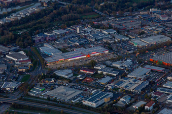 Gebäude der Niederlassung des Baumarktes BAUHAUS Schweinfurt und Marktkauf Schweinfurt in der Abenddämmerung in Schweinfurt im Ortsteil Grün im Bundesland Bayern, Deutschland