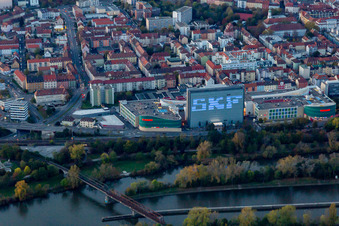 Gebäude des Einkaufszentrum Stadtgalerie Schweinfurt im ECE Gewerbegebiet mit Media-Markt und am Abend beleuchtetes SKF Hochhaus in Schweinfurt im Ortsteil Grün im Bundesland Bayern, Deutschland