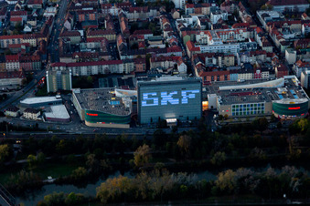 Gebäude des Einkaufszentrum Stadtgalerie Schweinfurt und am Abend beleuchtetes SKF Hochhaus in Schweinfurt im Ortsteil Grün im Bundesland Bayern, Deutschland