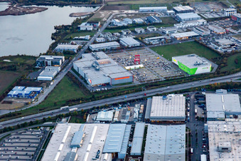 Riesenstuhl auf dem Parkplatz des Einrichtungshaus - Möbelmarkt XXXLutz Neubert Schweinfurt im Gewebegebiet Maintal in der Abenddämmerung in Schweinfurt im Ortsteil Oberndorf im Bundesland Bayern, Deutschland
