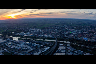 Mainbrücke der B286 und ZF Friedrichshafen im Abendlicht in Schweinfurt im Bundesland Bayern, Deutschland