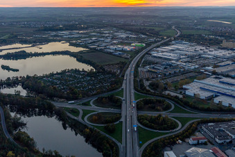 Luftbild von Sonnenuntergang am Autobahnkreuz der BAB A7 Ausfahrt Zentrum in Schweinfurt im Bundesland Bayern, Deutschland