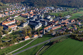 Luftaufnahme von Gebäudekomplex des Klosters Ebrach mit Kaisersaal und Klosterkirche Ebrach und Justizvollzugsanstalt Ebrach in Ebrach im Ortsteil Eborach im Bundesland Bayern, Deutschland