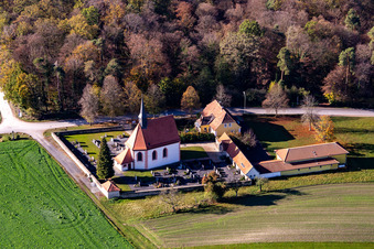 Luftbild von Kirchengebäude der Kapelle St. Rochus in Ebrach im Ortsteil Buch im Bundesland Bayern, Deutschland