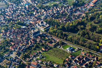 Luftaufnahme von Graf Schönborn - Schloss Wiesentheid, Mauritiuskirche und Alte Kanzleihäuser im Bundesland Bayern, Deutschland