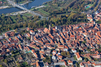 Kirche St. Bartholomäus in der Altstadt und  Mainbrücke Volkach im Bundesland Bayern, Deutschland