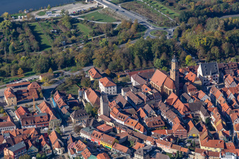 Luftbild von Kirchengebäude der Kath. Kirche St. Bartholomäus in Volkach im Bundesland Bayern, Deutschland