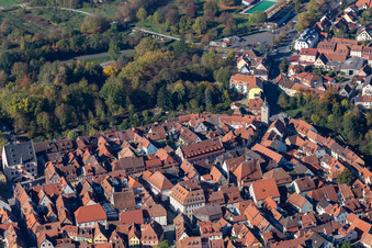 Turm- Bauwerk an der ehemaligen, historischen Stadtmauer in Volkach im Bundesland Bayern, Deutschland
