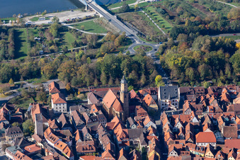Gebäude des Rathauses der Verwaltungsgemeinschaft Volkach am Marktplatz der Innenstadt und und Kath. Kirche St. Bartholomäus & St. Georg in Volkach im Bundesland Bayern, Deutschland
