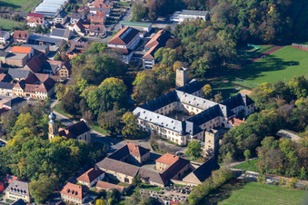 Luftaufnahme von Gräflich Schönborn'sches Schloss Gaibach in Volkach im Bundesland Bayern, Deutschland
