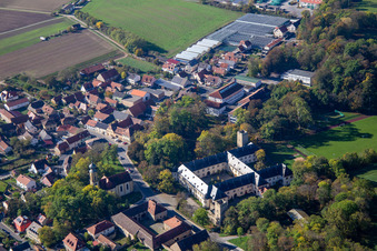Schrägluftbild von Gräflich Schönborn'sches Schloss Gaibach in Volkach im Bundesland Bayern, Deutschland