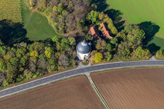 Luftbild von Kirchengebäude der Heilig-Kreuz-Kapelle an der Schweinfurter Straße in Volkach im Ortsteil Gaibach im Bundesland Bayern, Deutschland