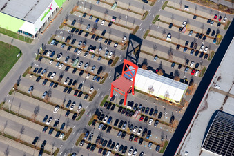 Roter Riesenstuhl auf dem Parkplatz des Einrichtungshaus - Möbelmarkt XXXL Neubert Schweinfurt in Schweinfurt im Ortsteil Oberndorf im Bundesland Bayern, Deutschland