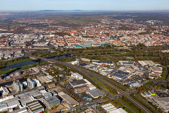 Ortschaft an den Fluss- Uferbereichen des Main in Schweinfurt im Ortsteil Grün im Bundesland Bayern, Deutschland