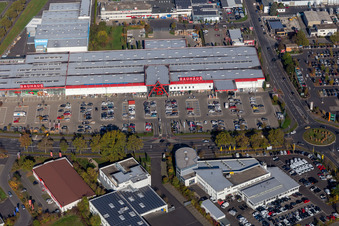 Gebäude der Niederlassung des Baumarktes BAUHAUS Schweinfurt in der Abenddämmerung in Schweinfurt im Ortsteil Grün im Bundesland Bayern, Deutschland