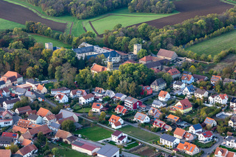 Gräflich Schönborn'sches Schloss Gaibach in Volkach im Bundesland Bayern, Deutschland von oben