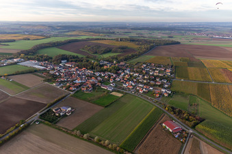 Schrägluftbild von Ortsteil Gaibach in Volkach im Bundesland Bayern, Deutschland