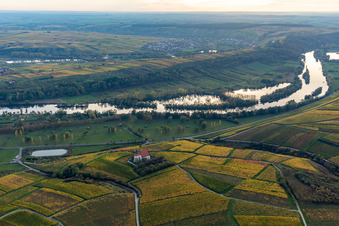 Schrägluftbild von Wallfahrtskirche Maria im Weingarten in Volkach im Bundesland Bayern, Deutschland
