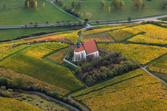 Wallfahrtskirche Maria im Weingarten in Volkach im Bundesland Bayern, Deutschland von oben