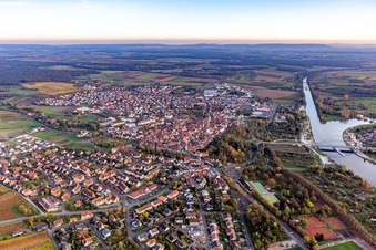Schrägluftbild von Volkach im Bundesland Bayern, Deutschland