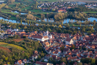 Gebäude des Rathauses der Stadtverwaltung am Rathausplatz und Pfarrkirche St. Augustinus in Dettelbach im Bundesland Bayern, Deutschland