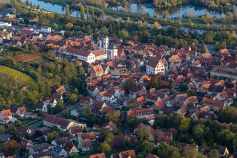 Luftbild von Gebäude des Rathauses der Stadtverwaltung am Rathausplatz und Pfarrkirche St. Augustinus in Dettelbach im Bundesland Bayern, Deutschland