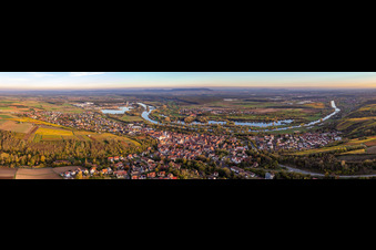 Panorama - Perspektive des Ortskern am Uferbereich des des Main - Flußverlaufes in Dettelbach im Bundesland Bayern, Deutschland
