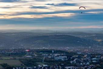 Zeppelin und Gleitschirm überm Galgenberg in Gerbrunn im Bundesland Bayern, Deutschland