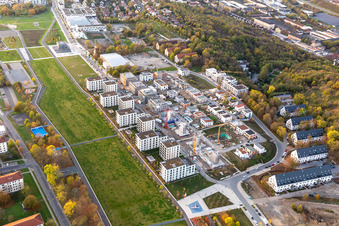Wohngebiets- Baustelle mit Mehrfamilienhaussiedlung- Neubau an der entlang der Norbert-Glanzberg-straße in Würzburg. Zwei größere Gebäude von der Baugemeinschaft "Würzburg GbR" gebaut und den Firmen "bogevischs buero architekten & stadtplaner GmbH" und "bauart Konstruktions GmbH + Co. KG" geplant, und weitere von der "INDUSTRIA WOHNEN GmbH" sollen hier entstehen im Ortsteil Frauenland im Bundesland Bayern, Deutschland