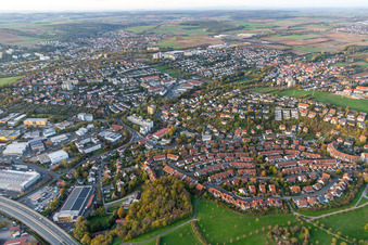 Ortsansicht der Straßen und Häuser der Wohngebiete in Lengfeld in Würzburg im Bundesland Bayern, Deutschland