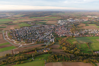 Ortsansicht der Straßen und Häuser der Wohngebiete in Estenfeld im Bundesland Bayern, Deutschland