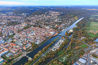Stadtansicht von Südwesten mit Maininsel im Main in Schweinfurt im Bundesland Bayern, Deutschland