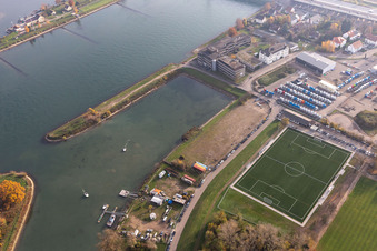 Kaianlagen und Schiffs- Anlegestellen am Hafenbecken des Rheinhafen Maximiliansau mit CJD Maximiliansau in Wörth am Rhein im Bundesland Rheinland-Pfalz, Deutschland