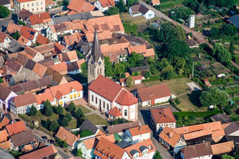 Kirchstraße mit St. Martin in Steinweiler im Bundesland Rheinland-Pfalz, Deutschland