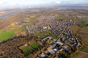 Ortsansicht der Straßen und Häuser der Wohngebiete in Au am Rhein im Bundesland Baden-Württemberg, Deutschland