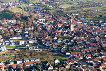 Kirchengebäude von Süden im Ortszentrum in Steinbach in Baden-Baden im Bundesland Baden-Württemberg, Deutschland