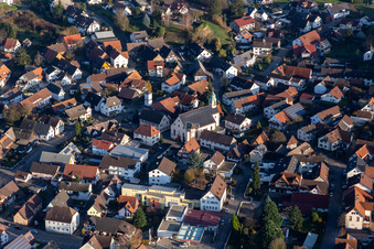 Kirchengebäude mit Photovoltaik-Dach im Dorfkern in Önsbach in Achern im Bundesland Baden-Württemberg, Deutschland
