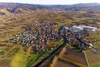 Luftbild von Ortschaft an den Fluss- Uferbereichen der Rench in Stadelhofen in Oberkirch im Bundesland Baden-Württemberg, Deutschland