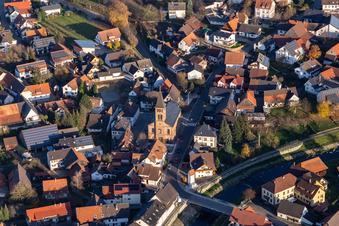 Kirchengebäude von St. Wendelin im Dorfkern in Stadelhofen in Oberkirch im Bundesland Baden-Württemberg, Deutschland