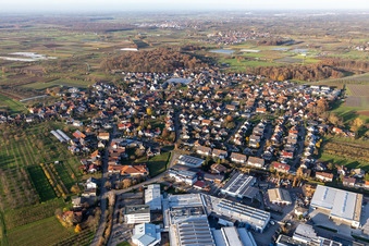 Dorf - Ansicht am Rande von landwirtschaftlichen Feldern und Nutzflächen in Zusenhofen in Oberkirch im Bundesland Baden-Württemberg, Deutschland