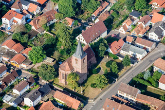 Luftbild von Kirchengebäude im Dorfkern in Rohrbach im Bundesland Rheinland-Pfalz, Deutschland