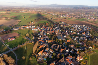 Ortsansicht am Rande von landwirtschaftlichen Feldern und Nutzflächen und Sportplätzen im Ortsteil Bühl in Offenburg im Bundesland Baden-Württemberg, Deutschland