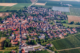 Dorf von Süden in Impflingen im Bundesland Rheinland-Pfalz, Deutschland