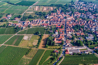 Hauptstraße von Süden in Impflingen im Bundesland Rheinland-Pfalz, Deutschland