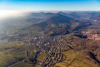 Ortsansicht der Straßen und Häuser der Wohngebiete in der von Bergen umgebenen Tallandschaft der Queich in Albersweiler im Bundesland Rheinland-Pfalz, Deutschland