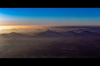 Wald und Berglandschaft des Pfälzerwald bei Sonnenuntergang in Ilbesheim bei Landau in der Pfalz im Bundesland Rheinland-Pfalz, Deutschland